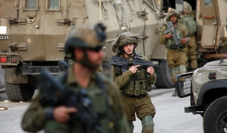 Fuerzas israelíes reprimen a jóvenes palestinos.