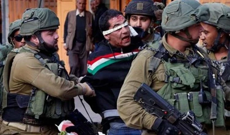 Fuerzas israelíes reprimen y detienen a manifestantes palestinos.