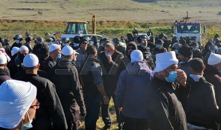 Pobladores del Golán sirio ocupado protestan frente a las tropas israelíes.