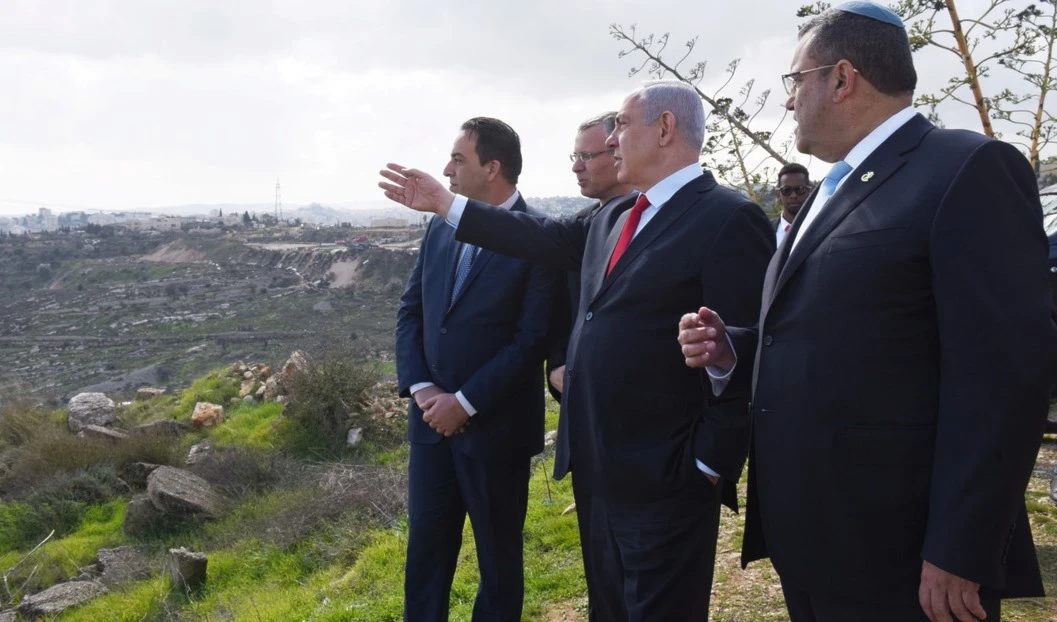 Benjamín Netanyahu ante el asentamiento de Har Homa, en Jerusalén Este. Foto: Reuters