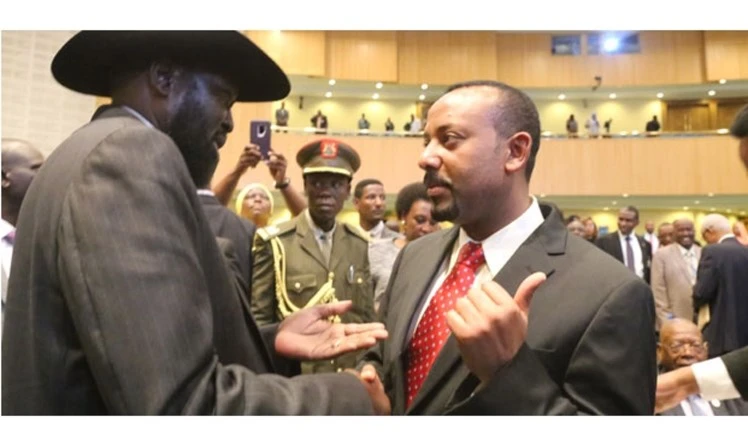 El primer ministro de Etiopía, Abiy Ahmed (derecha) y el presidente sursudanés, Salva Kiir Mayardit.