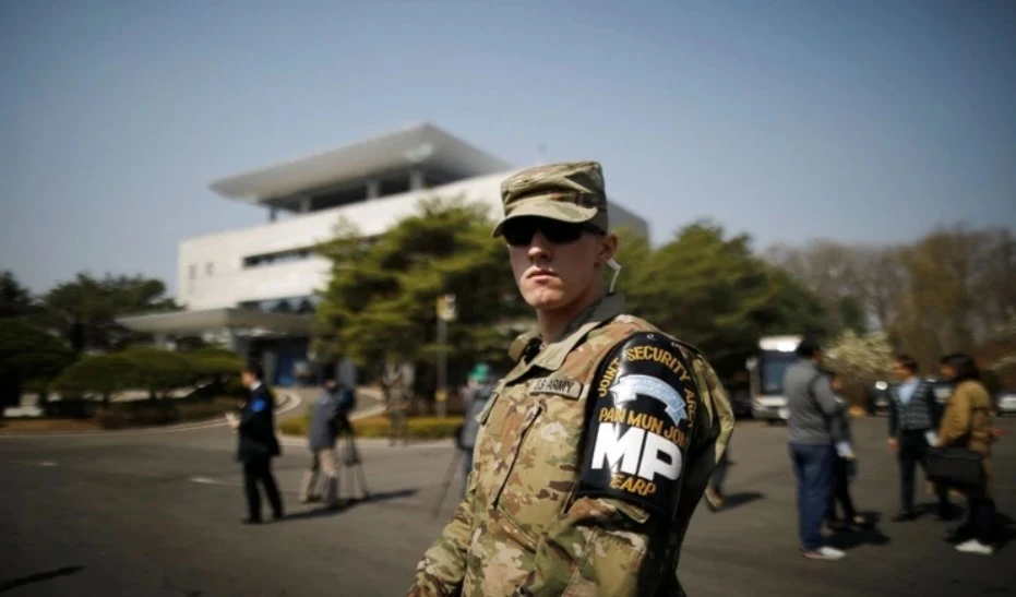 Un soldado estadounidense frente la Palacio de la Paz en Panmunjom, en la zona desmilitarizada que separa las dos Coreas. Foto: Reuters  Un soldado estadounidense frente la Palacio de la Paz en Panmunjom, en la zona desmilitarizada que separa las dos Coreas. Foto: Reuters