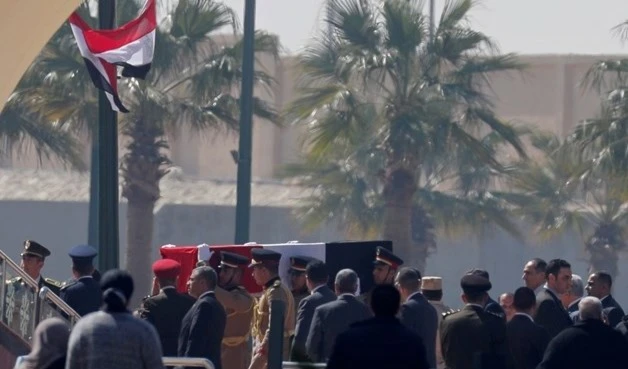 Su féretro cargado en hombros por uniformados llegó a la mezquita de Tantawy donde le rindieron honores militares al exmandatario
