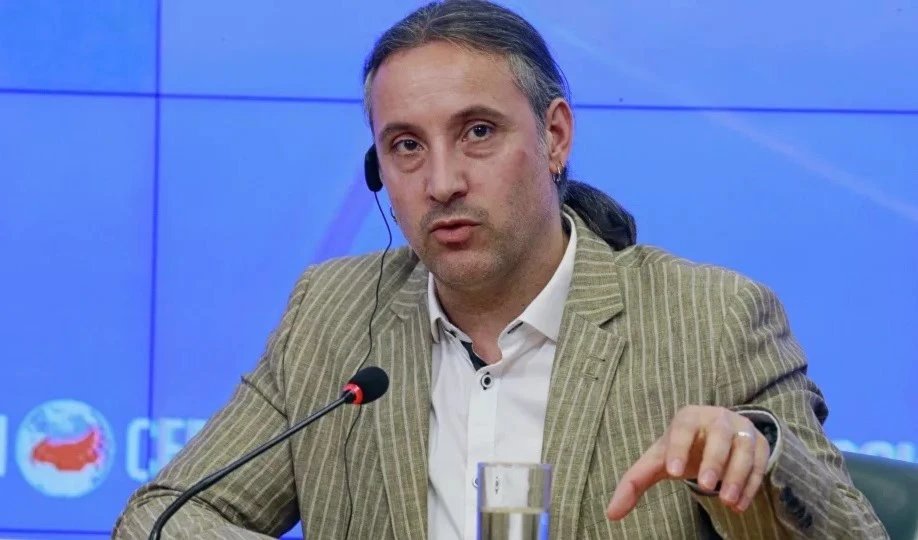 Alexander Neu, parlamentario alemán. Alexander Neu, parlamentario alemán.