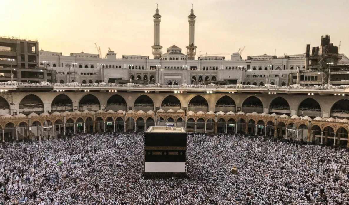 La medida acontece a solo unos meses de la peregrinación del Hajj, uno de los cinco mandamientos del Corán sobre la obligatoriedad de visitar en una fecha determinada la Kaaba, una piedra sacra de los musulmanes ubicada en la ciudad de La Meca.