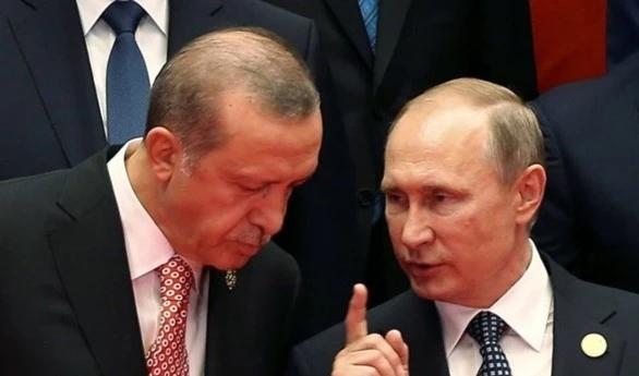 Putin (derecha) llamó la atención de Erdogan sobre la fuerte escalada de la actividad terrorista en la zona de distensión.