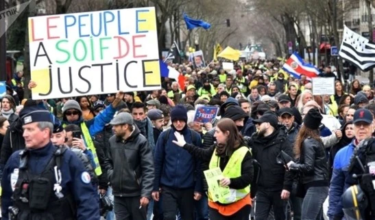 Cientos de manifestantes comenzaron a reunirse frente a la estación de tren de Montparnasse.