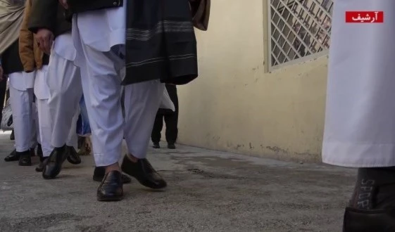 Talibanes presos en Afganistán.