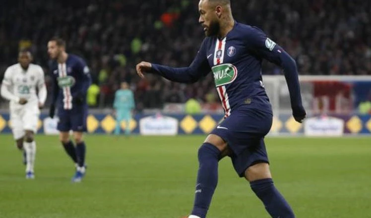 Estrasburgo-PSG, primer juego de fútbol aplazado en Francia por Covid