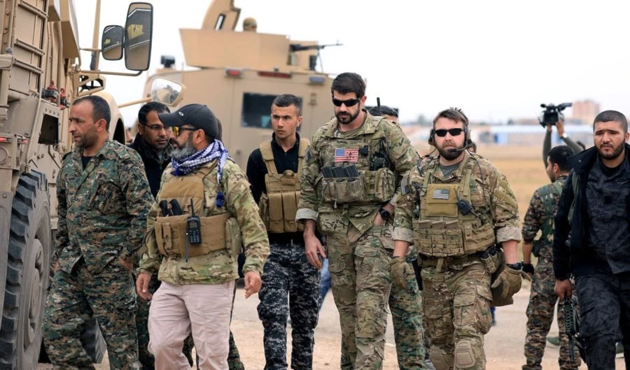 En el noreste de Siria, y en áreas de las provincias de Hasakeh, Deir Ezzor y Raqqa, entregaron dichos cargamentos a las llamadas Fuerzas Democráticas Sirias (FDS), integradas mayormente por kurdos, indicaron las fuentes.