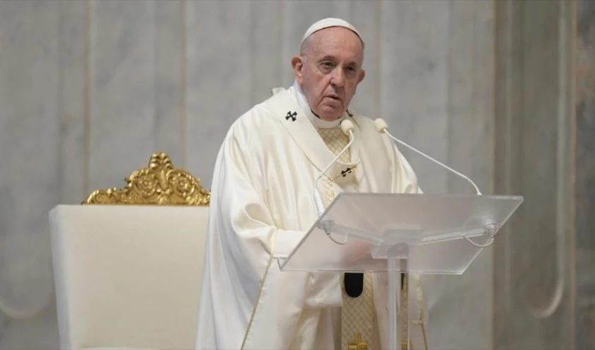 El papa Francisco celebra una ceremonia religiosa a puerta cerrada en la Basílica de San Pedro en el Vaticano.
