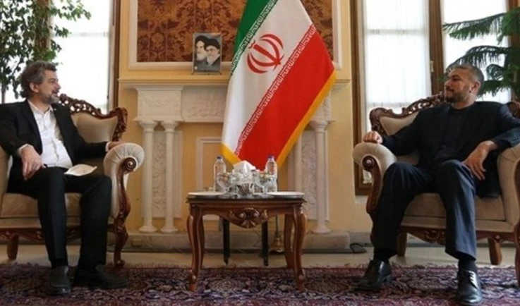 El asistente especial del presidente del Consejo de la Shura iraní, Hussein Amir Abdollahian, se reúne con Ria Urs, embajador turco en Teherán.