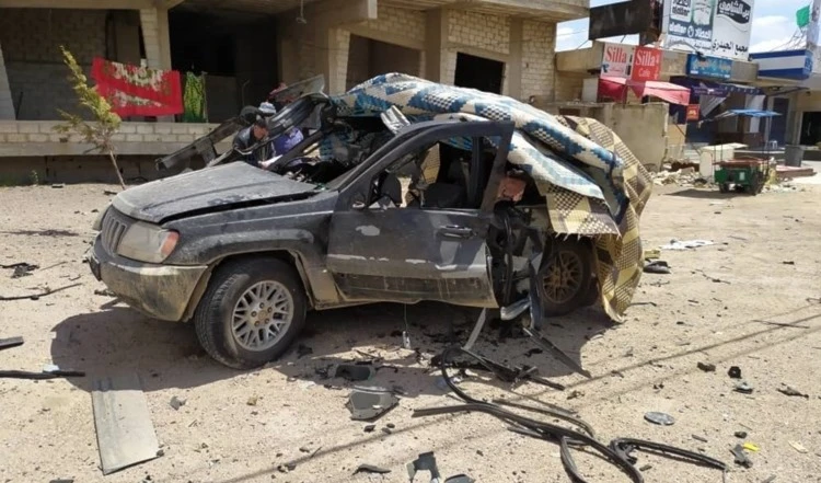 Automóvil civil atacado por un dron israelí en el área de Jdeideh Yabous, cerca de la frontera sirio-libanesa.