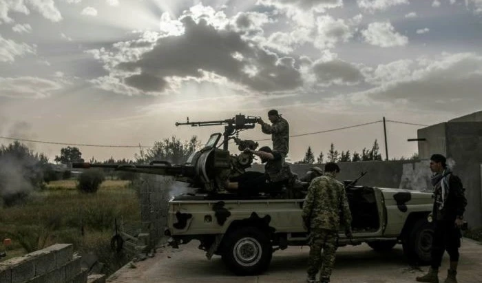 Emiratos Árabes Unidos violan embargo de armas a Libia.