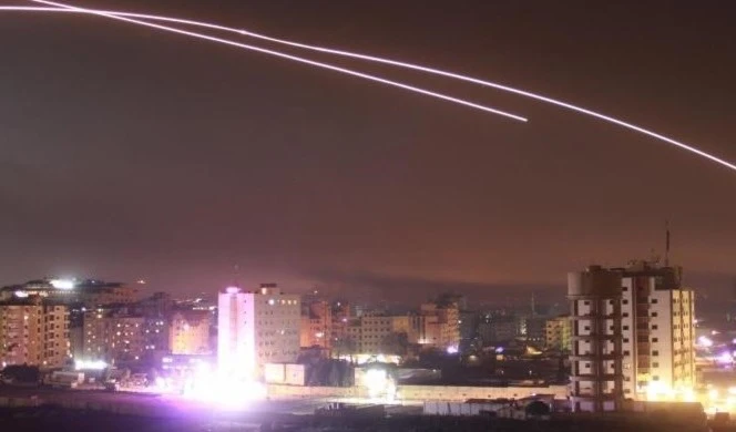 Cazas israelíes atacan los suburbios del sur de Damasco, Siria.