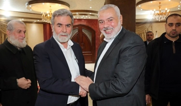El jefe del buró político de Hamas, Ismail Haniyeh (derecha), sostuvo una conversación telefónica con el Secretario General del Movimiento Jihad Islámica, Ziyad Al-Nakhala.