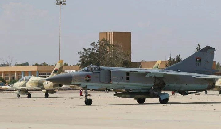 Fuerzas libias de Al Wefaq controlan la base aérea de al-Attiyah.