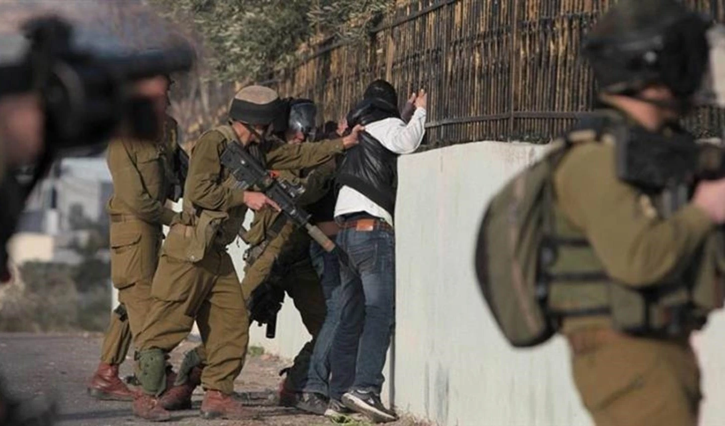 Fuerzas de ocupación arrestan a jóvenes palestinos.