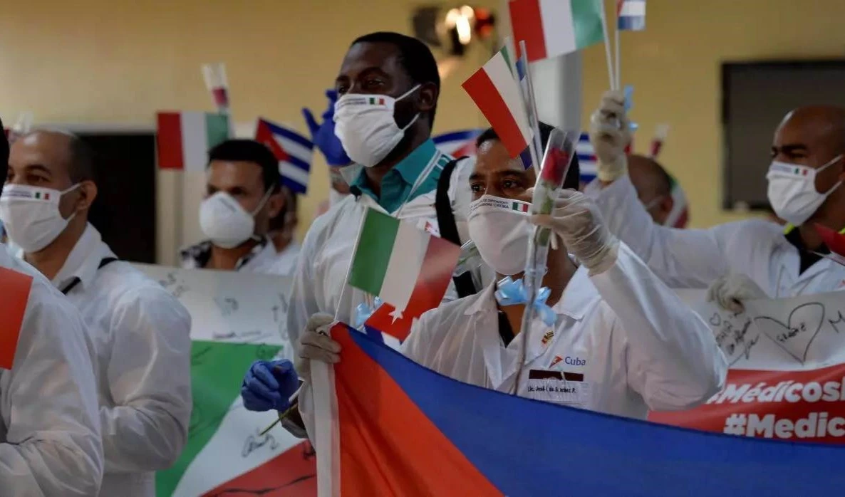 Integrantes de la Brigada Médica Cubana Henry Reeve. 