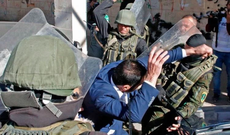 La ocupación sionista continúa practicando la política de intimidación y arresto de ciudadanos en varias áreas de Cisjordania ocupada.