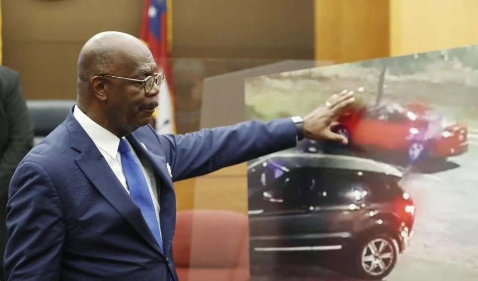 El fiscal de distrito en el condado de Fulton, Paul Howard, durante el anuncio de los cargos.