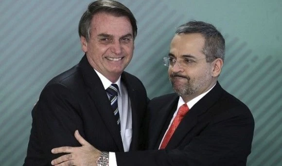 Jair Bolsonaro, presidente de Brasil y el ya ex ministro de Educación, Abraham Weintraub. 
