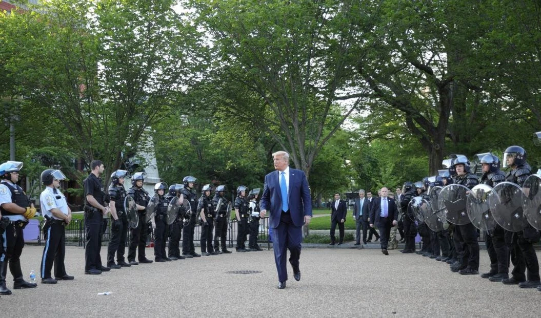 Trump amenaza con activar el Ejército ante disturbios.