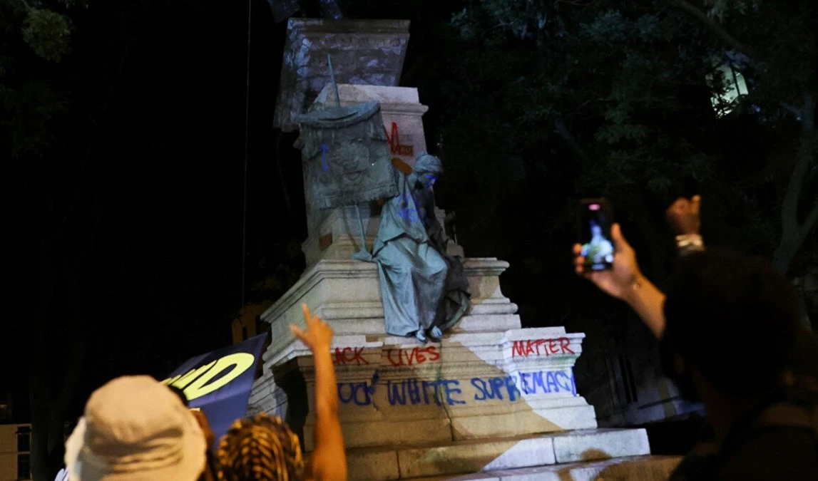 Derriban la estatua al confederado Albert Pike en Washington DC.