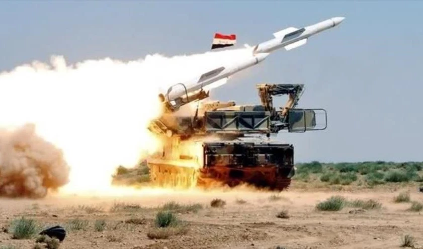 Defensas antiaéreas sirias interceptan drones enemigos en Latakia.