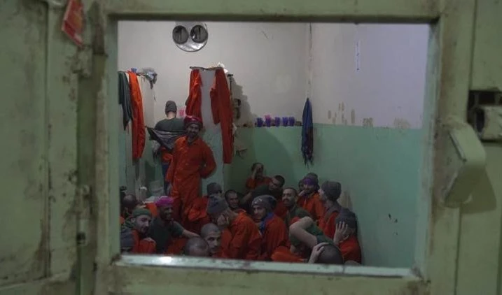 Detenidos de Daesh realizan acciones de desobediencia en la prisión de Hasakeh. Detenidos de Daesh realizan acciones de desobediencia en la prisión de Hasakeh.