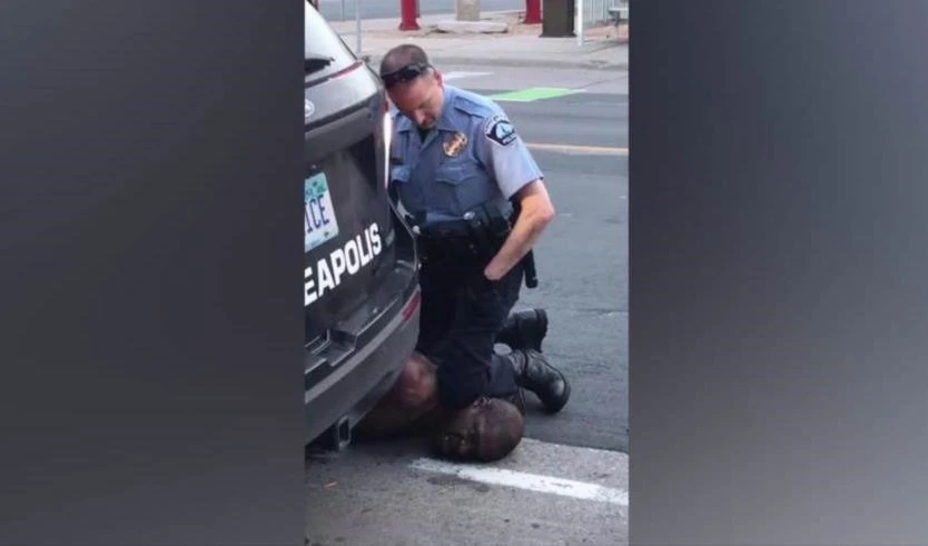 Momento en que el expolicía de Mineápolis Derek Chauvin asesinaba a George Floyd.