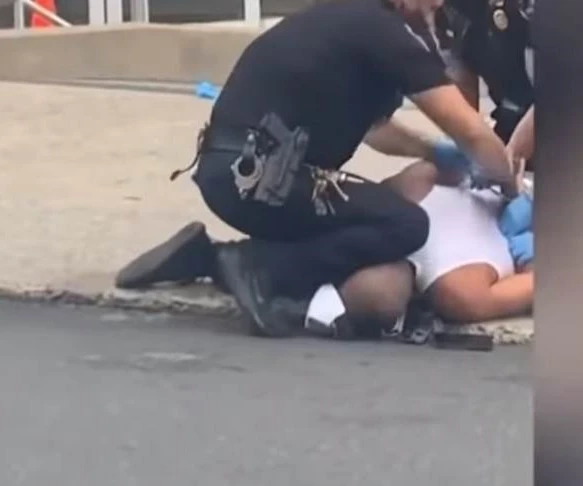 Desata protestas nuevo vídeo de un policía con rodilla sobre cuello de un afroamericano.