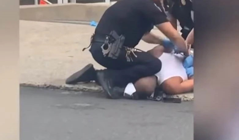 Desata protestas nuevo vídeo de un policía con rodilla sobre cuello de un afroamericano.