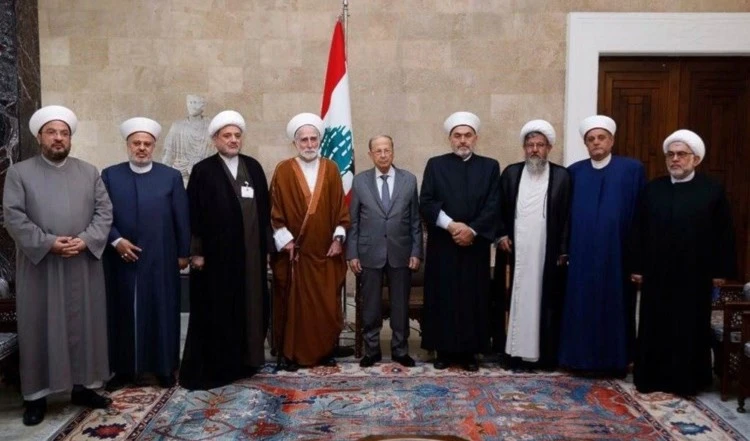 Aoun se reúne con una delegación de la Asamblea de Eruditos Musulmanes.