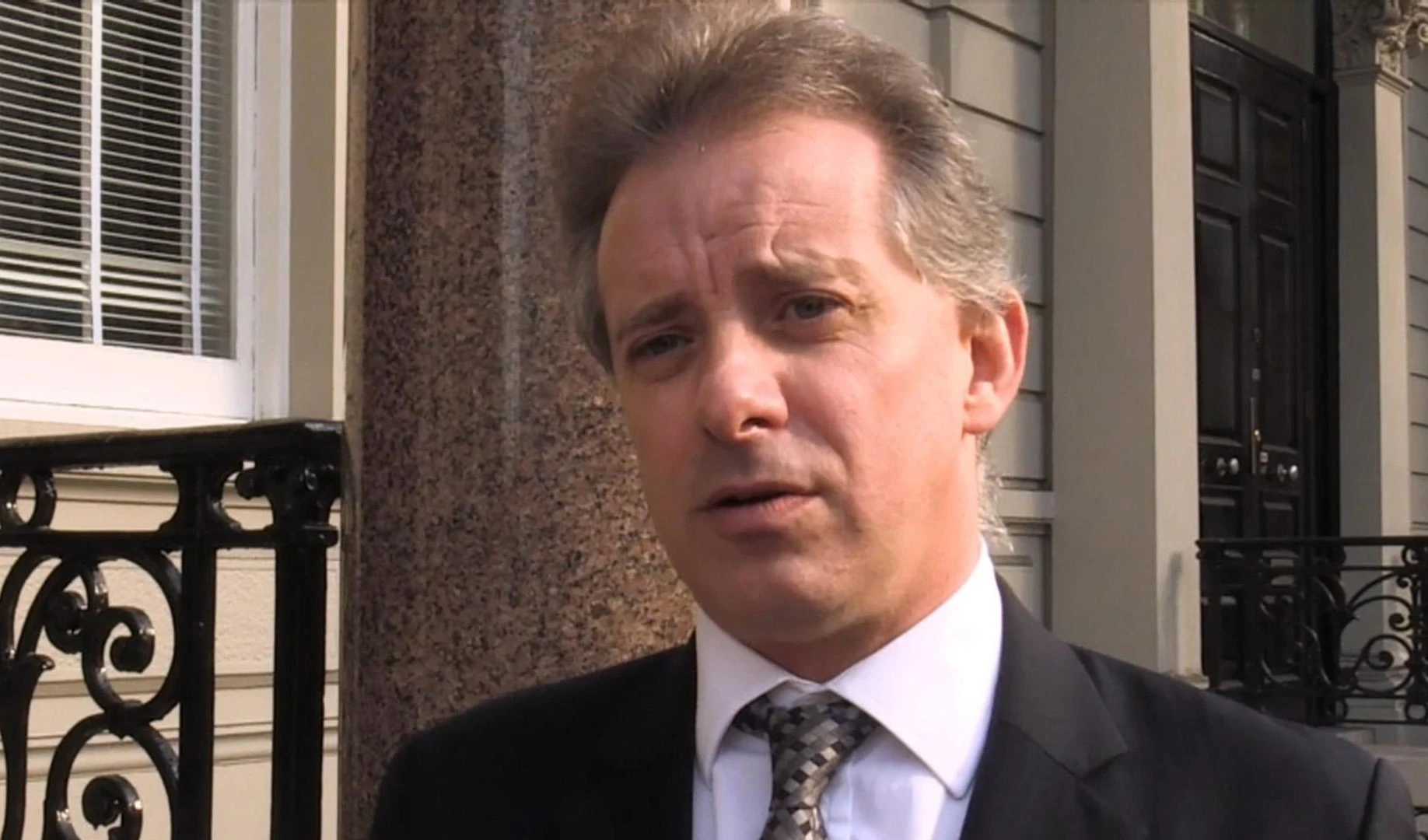 El exespía británico Christopher Steele enfrenta acciones legales en el Tribunal Supremo de Londres tras ser demandado por el empresario ruso Aleksej Gubarev.