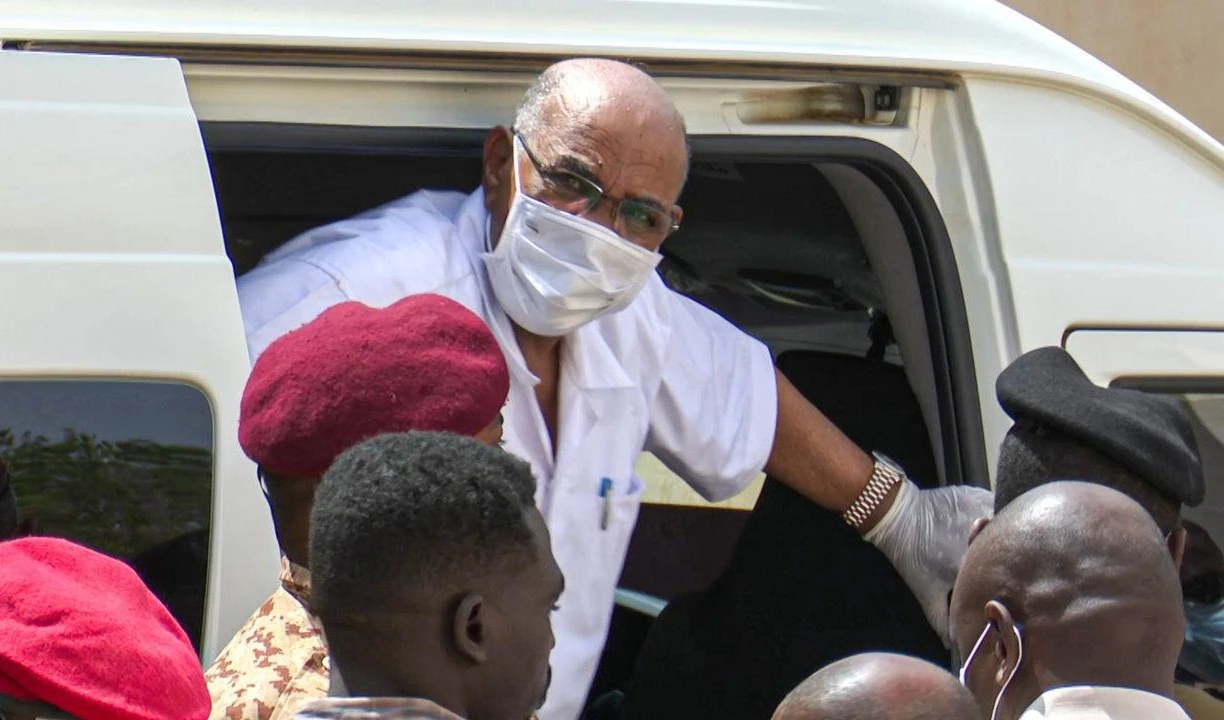 El expresidente de Sudán Omar al Bashir desciende de un vehículo a su llegada a su juicio en Jartum el 21 de julio de 2020. Foto: AFP