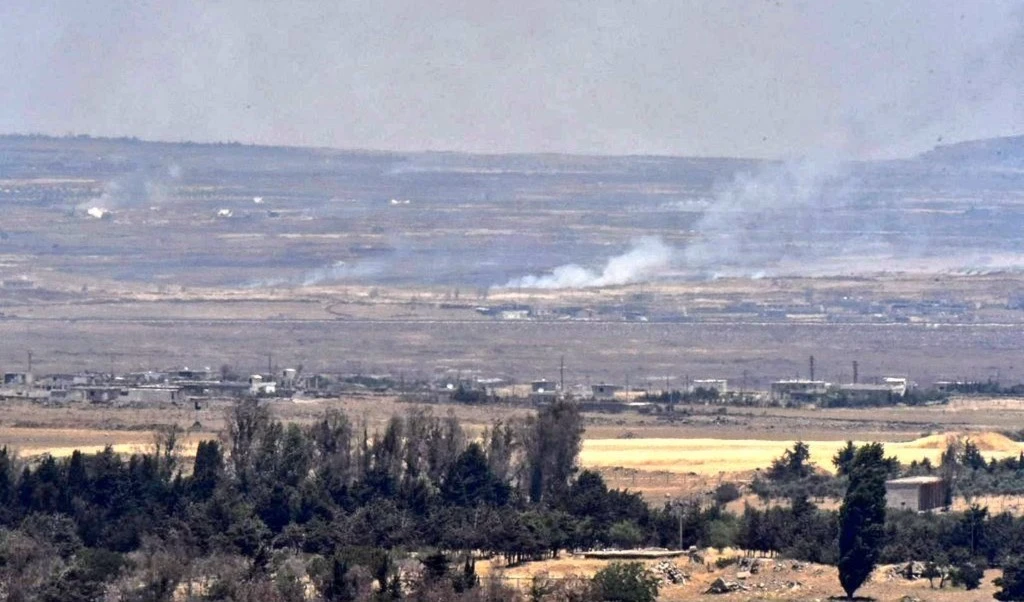 Defensa antiaérea siria dispara contra objetivo israelí en la localidad de Hadr.
