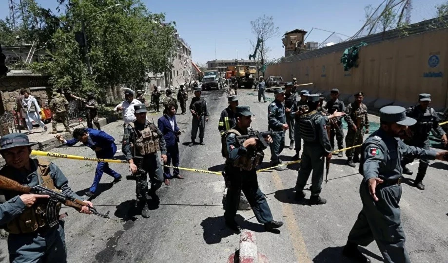 Al menos 18 muertos y decenas de heridos en explosión de coche bomba en Afganistán.