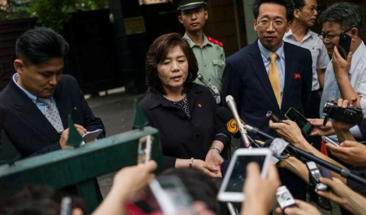 Al centro, la primera viceministra de Relaciones Exteriores de la RPDC, Choe Son Hui.