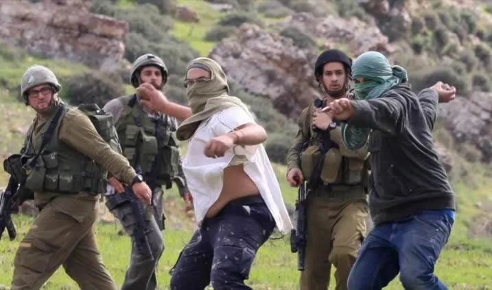 Colonos israelíes asaltan propiedades palestinas en la Cisjordania ocupada. Colonos israelíes asaltan propiedades palestinas en la Cisjordania ocupada.