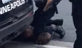 Momento en que es asesinado el afroestadounidense George Floyd.