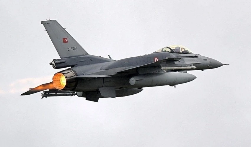 Avión de combate turco ataca aldea al norte de Iraq.