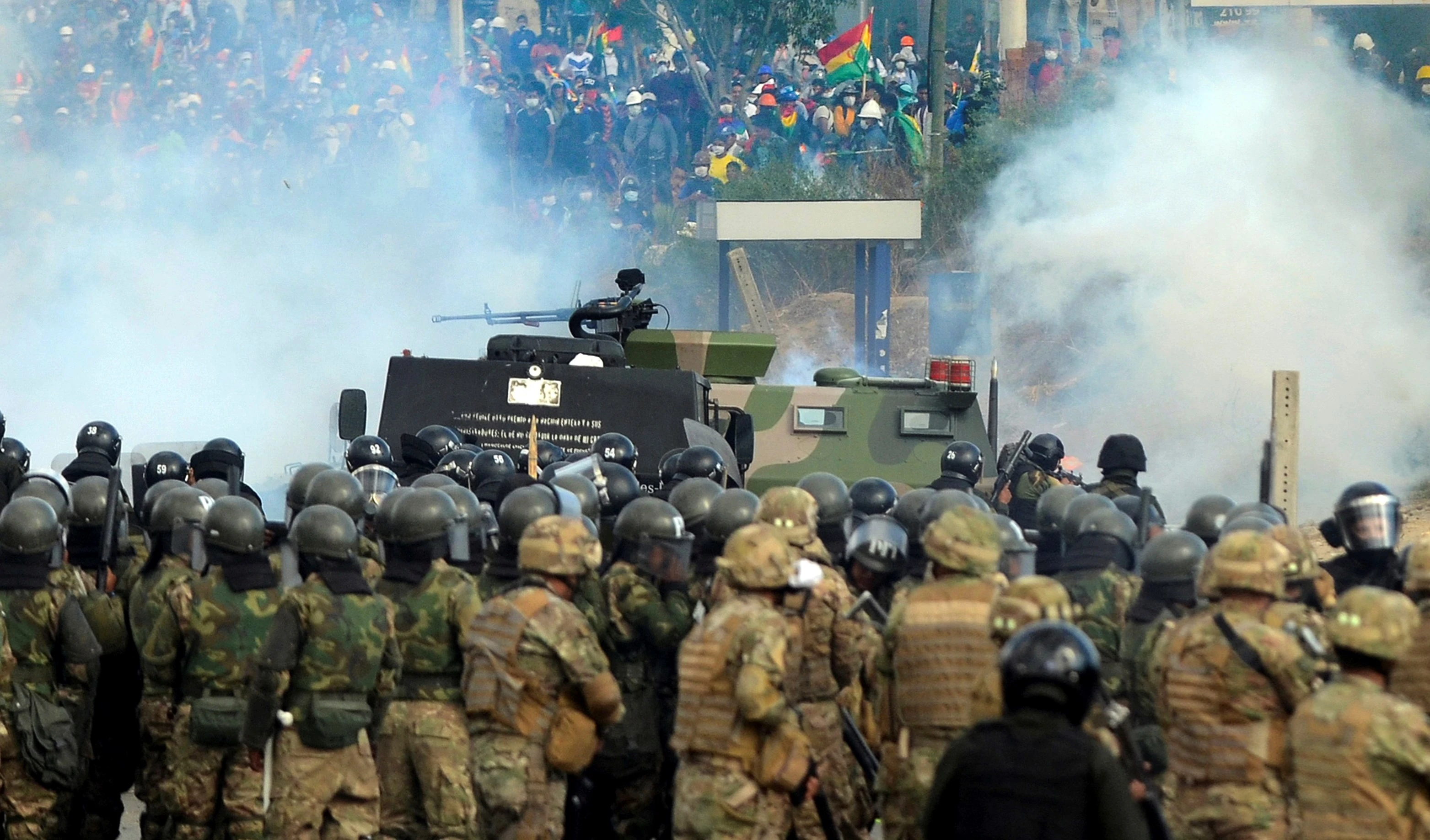 Gobierno de facto boliviano militariza ciudades en respuesta a crisis. Gobierno de facto boliviano militariza ciudades en respuesta a crisis.