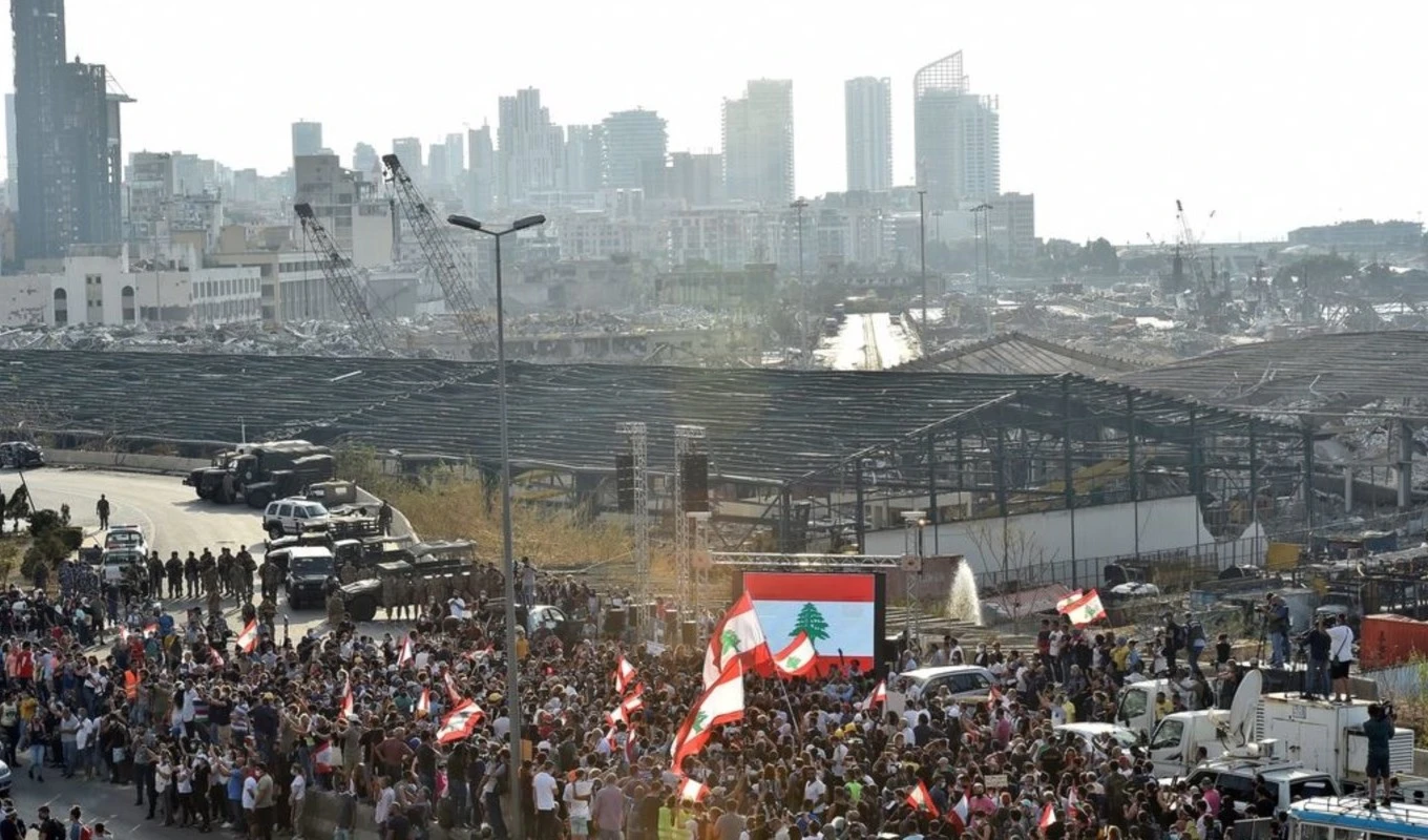 Marcha multitudinaria a lo largo de las ruinas de la terminal portuaria en Beirut.