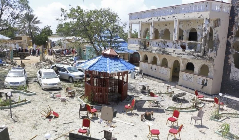 El grupo terrorista Al Shabab reivindicó el ataque contra el hotel. El grupo terrorista Al Shabab reivindicó el ataque contra el hotel.
