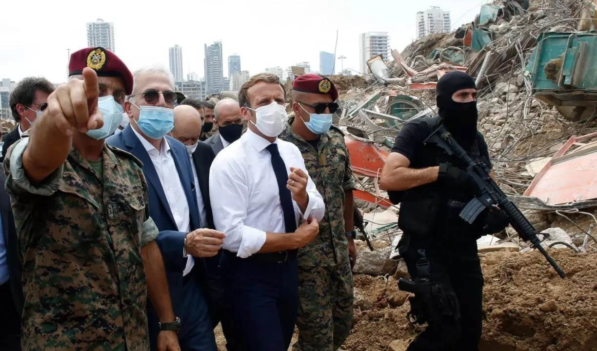 Macron visitó El Líbano posterior a las explosiones en el puerto de Beirut.