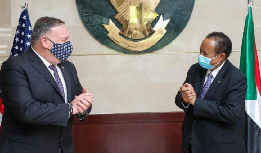 El secretario de Estado de EE.UU., Mike Pompeo (izquierda), se reúne con el primer ministro sudanés, Abdalá Hamdok, en Jartum.