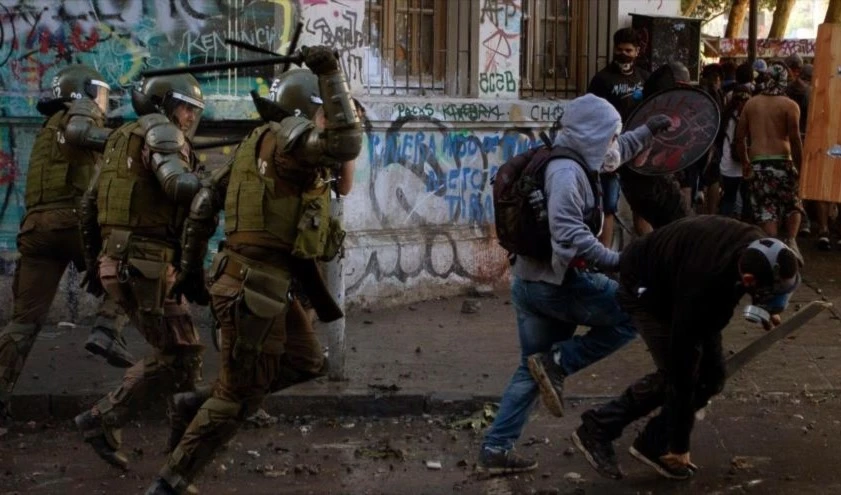 Carabineros reprimen protesta en Chile.