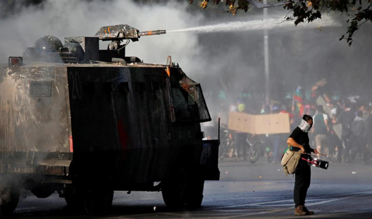 Fuertes disturbios en Chile en aniversario de golpe de Estado. Fuertes disturbios en Chile en aniversario de golpe de Estado.