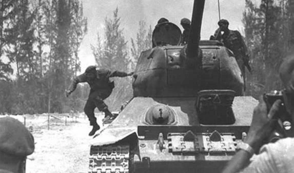 Fidel desciende de un tanque Sherman en Playa Girón durante la invasión de las tropas mercenarias dirigidas por el gobierno estadounidense, el 19 de abril de 1961. Foto: Tirso Martínez Sánchez.